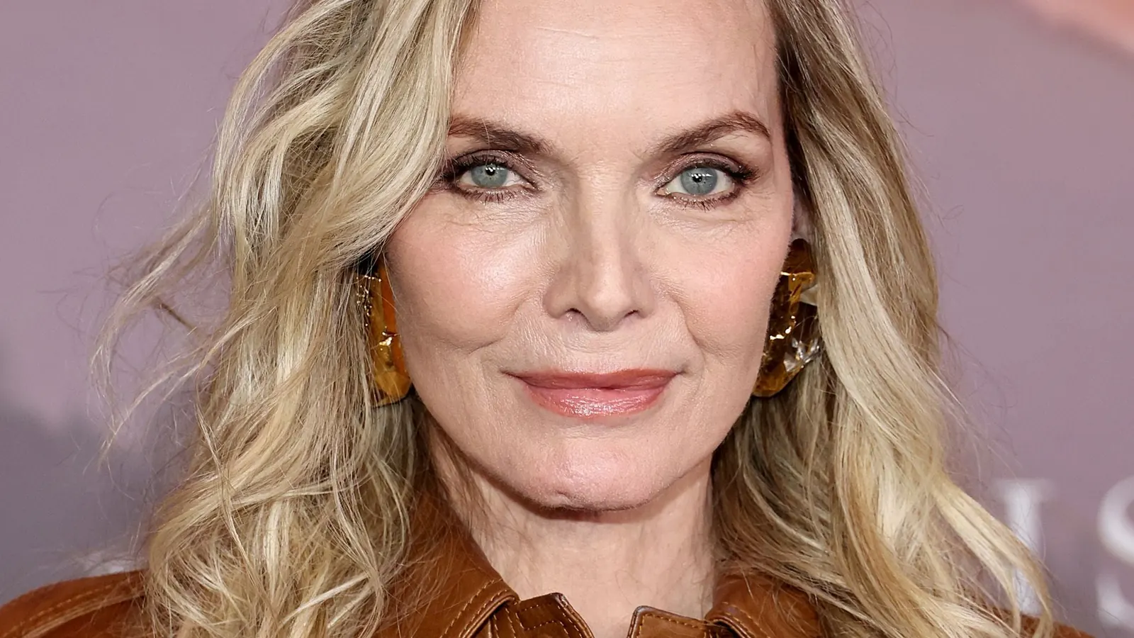 Michelle Pfeiffer und David E. Kelley posieren gemeinsam für Fotografen bei einer Veranstaltung.