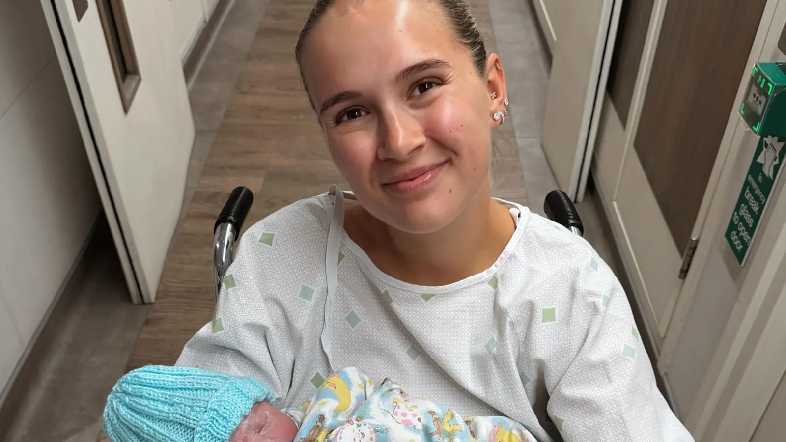 Molly-Mae Hague hält ihren neugeborenen Sohn im Arm, während Verlobter Tommy Fury und Tochter Bambi daneben stehen.