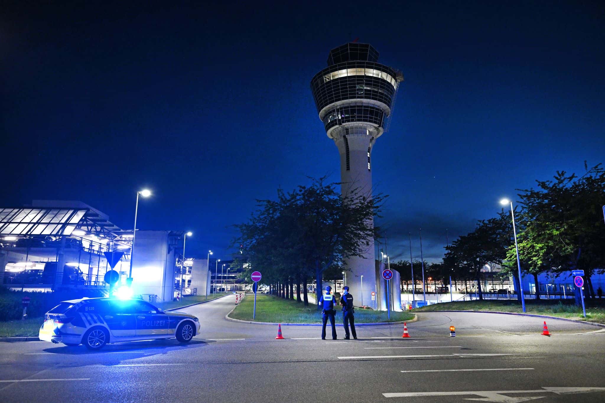 Ansicht des Münchner Flughafens mit Flugzeugen auf dem Rollfeld