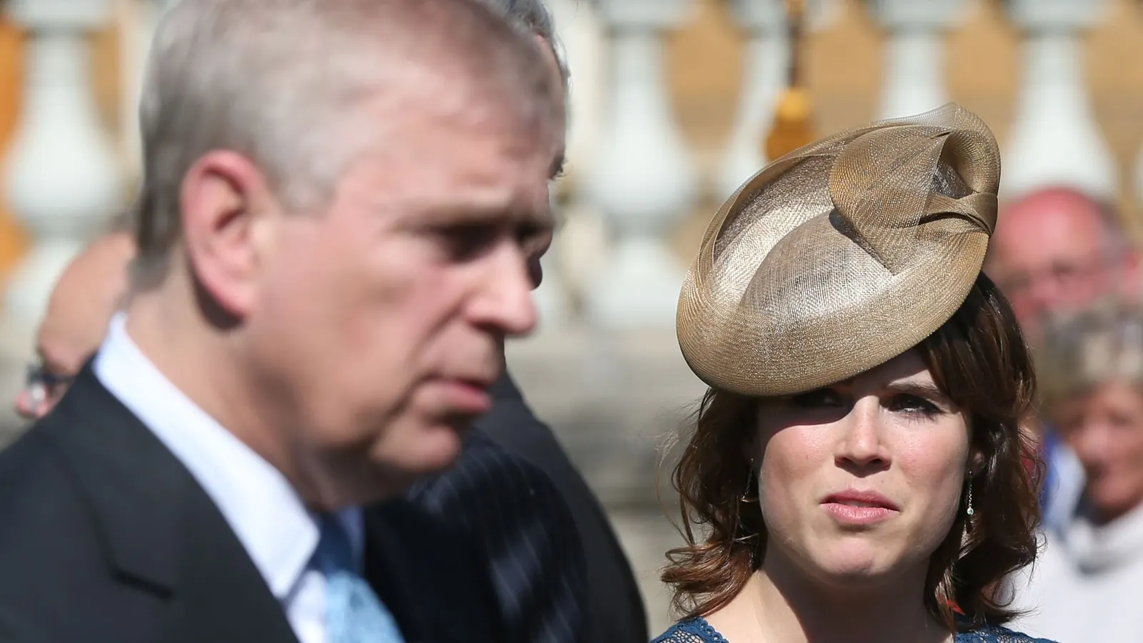 Prinzessin Eugenie posiert lächelnd neben ihrem Ehemann Jack Brooksbank, während sie ihre gemeinsamen Söhne halten.