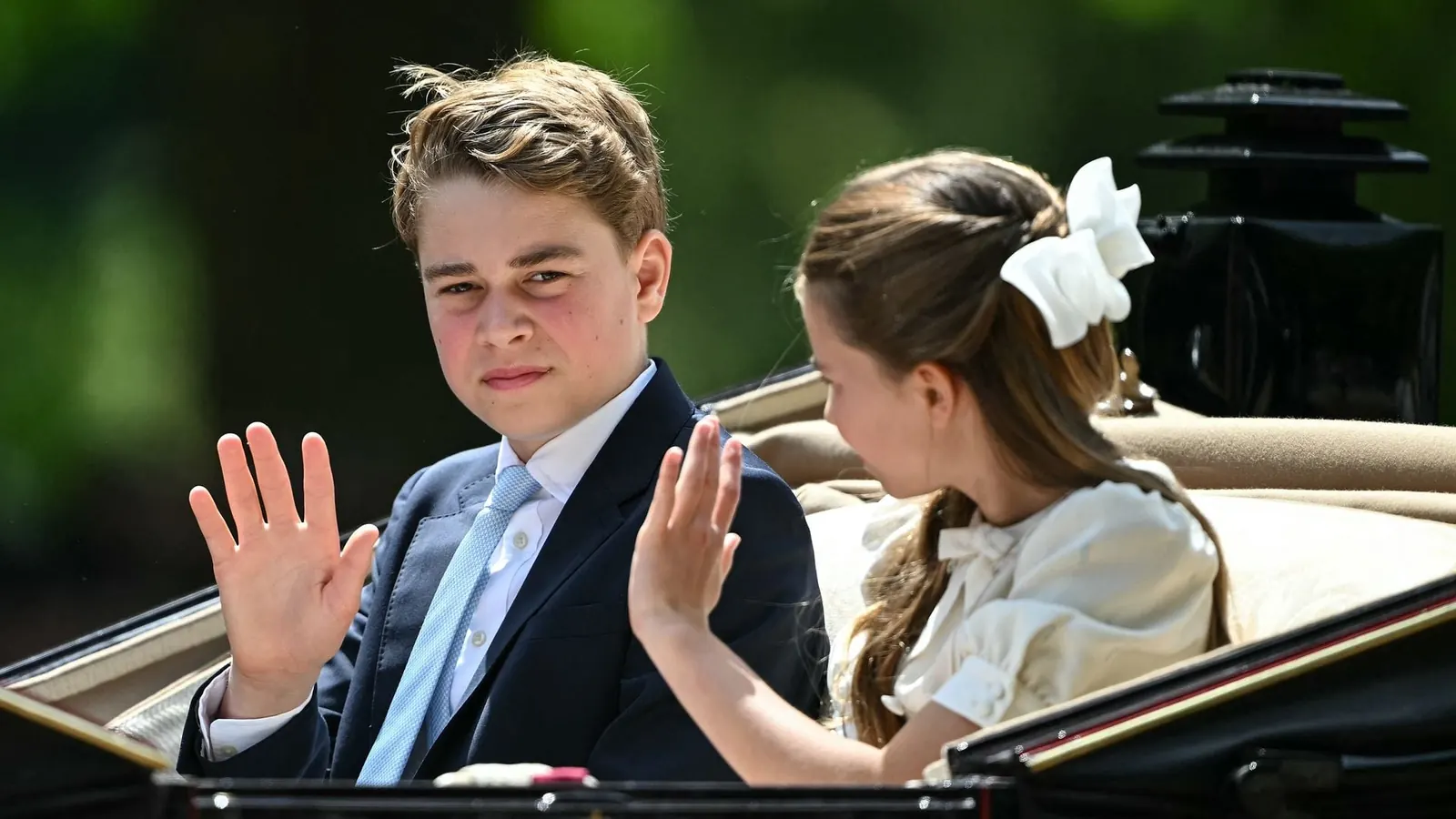 Prinz George lächelnd in Schuluniform