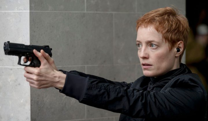 Leonie Benesch jagt als skrupellose Killerin im Brit-Thriller „Prisoner – Auf der Flucht