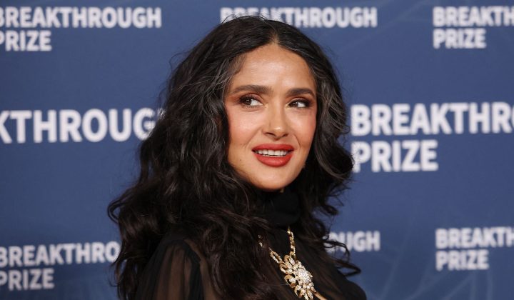 Salma Hayek präsentiert stolz ihre natürlichen grauen Haare in Paris