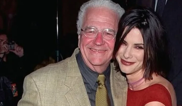 Sandra Bullock teilt bewegende Erinnerungen an ihren verstorbenen Vater zum Vatertag