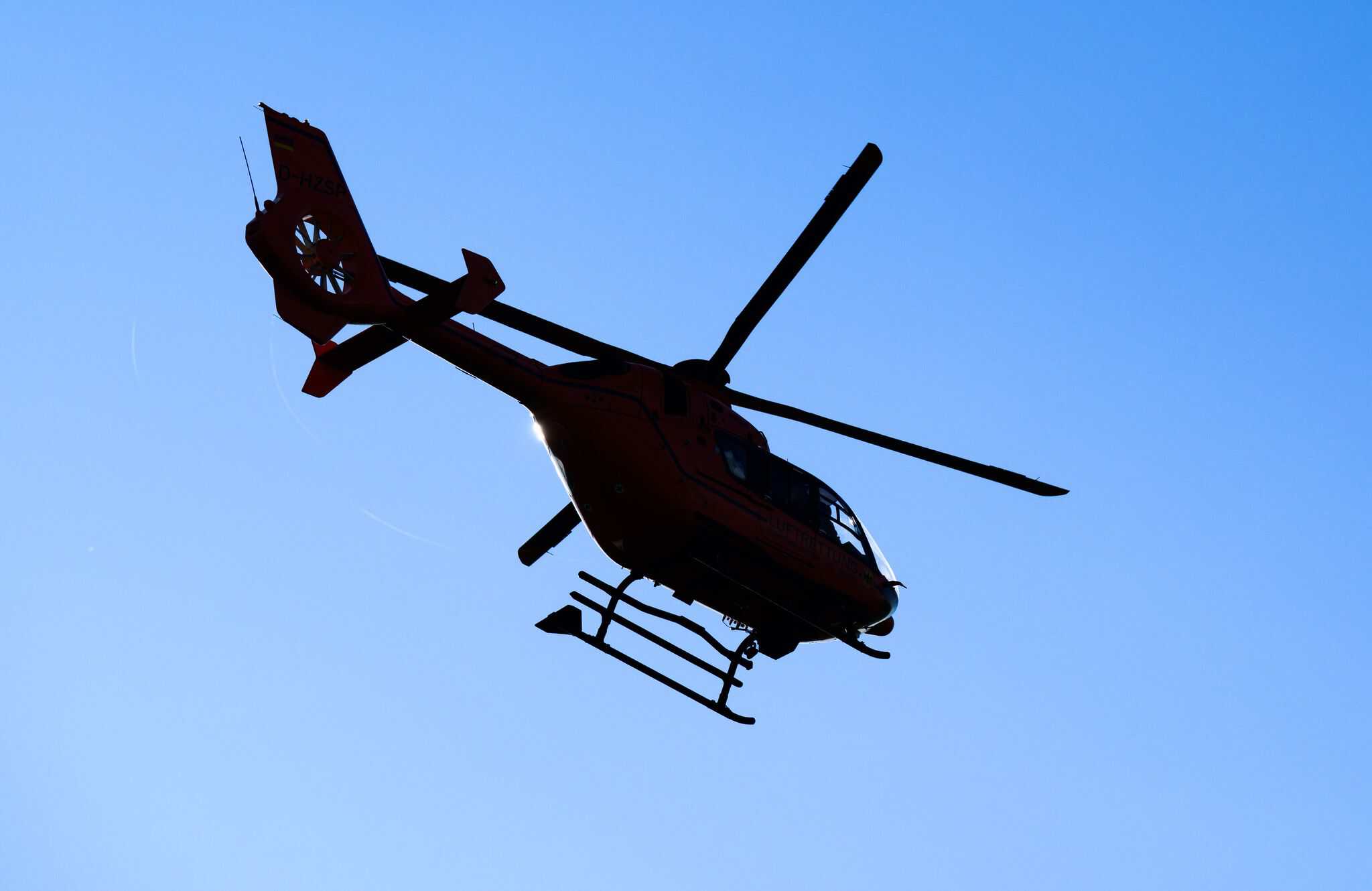 Bergretter im Einsatz während einer Suchaktion in schneebedecktem Gebirge