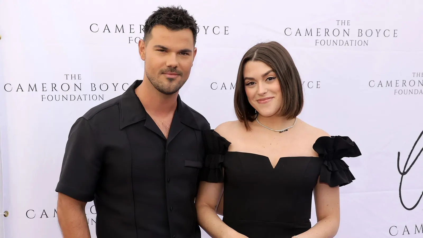 Tay Lautner und ihr Mann Taylor Lautner posieren zusammen.