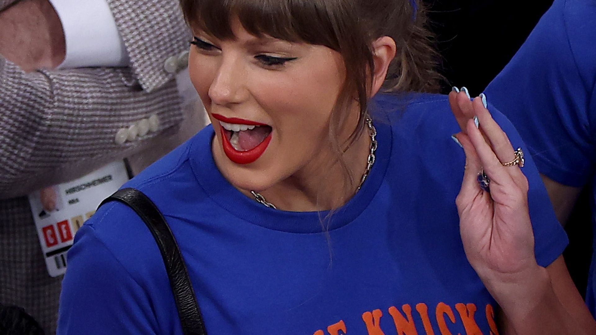 Taylor Swift trägt ein "Stevie Knicks"-T-Shirt bei den NBA Finals im Madison Square Garden.