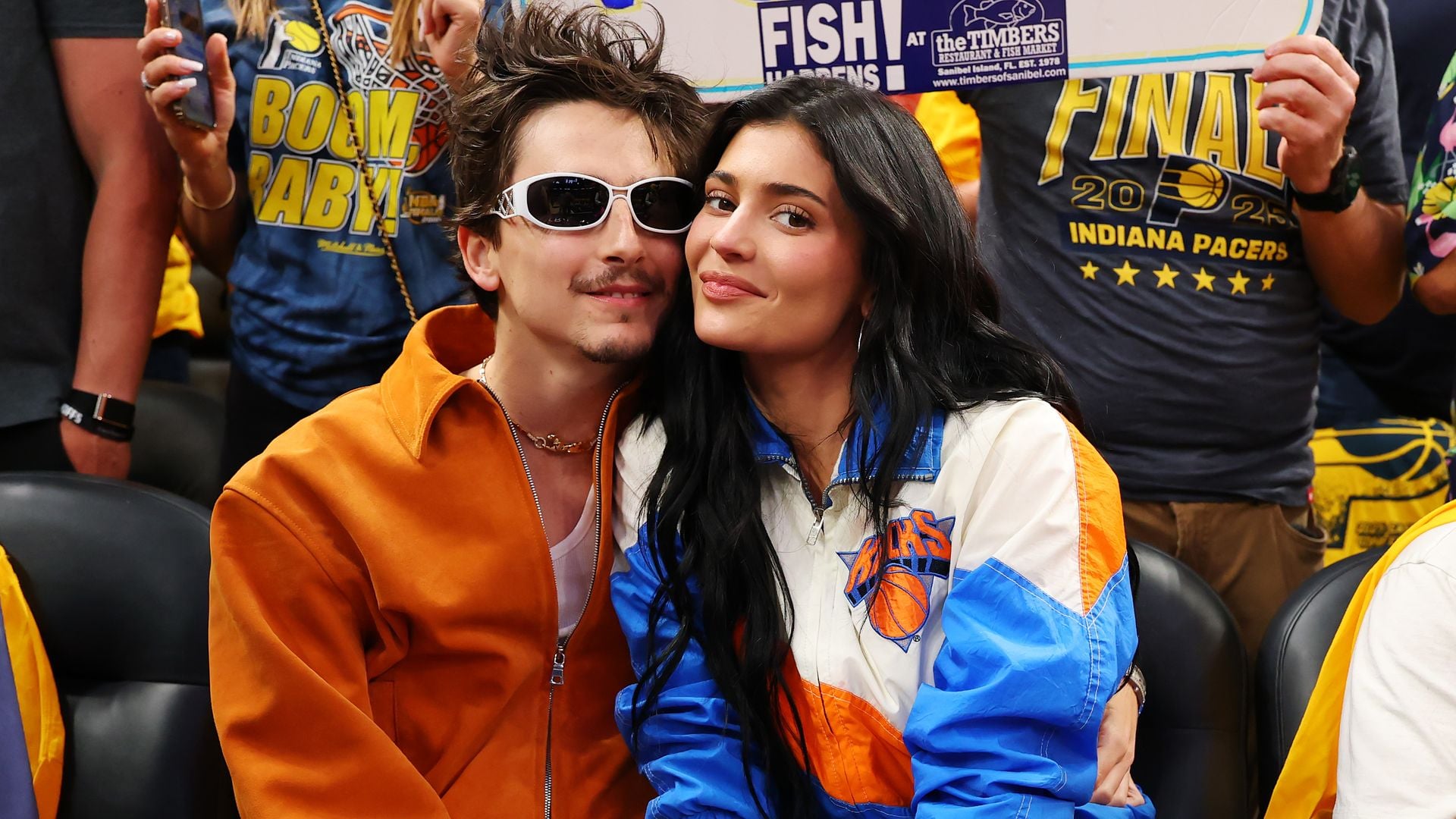 Kylie Jenner und Timothée Chalamet posieren Hand in Hand in passenden Denim-Outfits bei den NBA Finals.