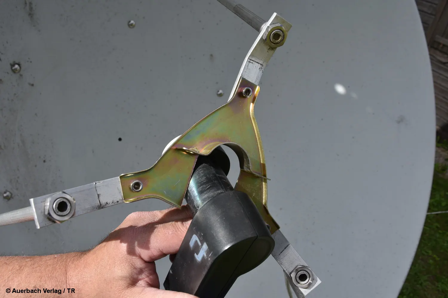 Detailansicht einer Satellitenschüssel-Halterung für den Umbau von C-Band auf Ku-Band LNB.