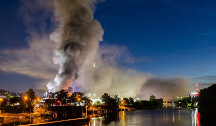 Großer Brand im Stuttgarter Großmarkt: Feuerwehr kämpft gegen Flammen