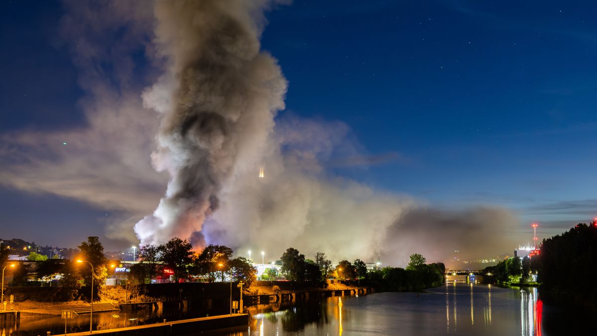 Großer Brand im Stuttgarter Großmarkt: Feuerwehr kämpft gegen Flammen