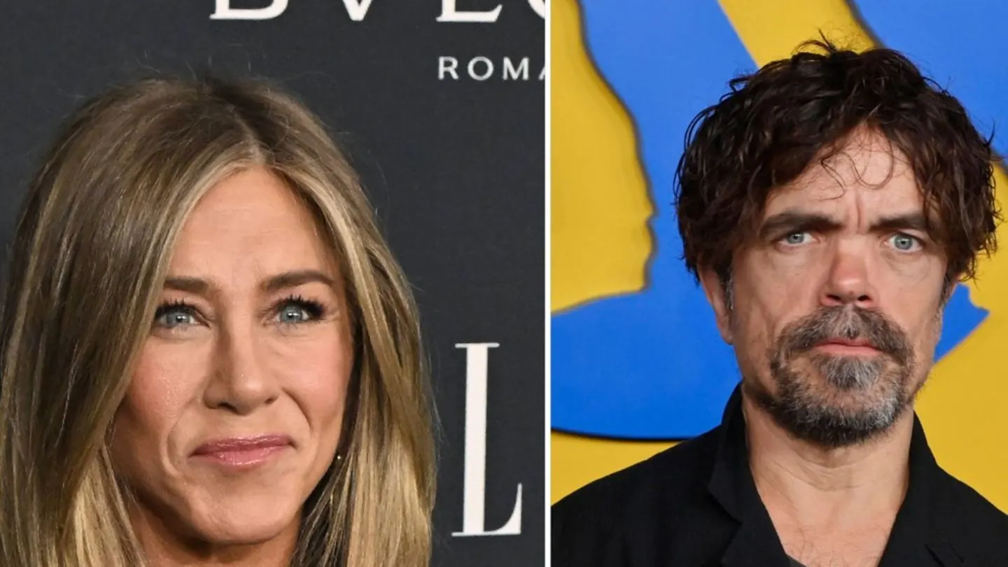 Jennifer Aniston und Peter Dinklage, die Hauptdarsteller der Weihnachtskomödie „Naughty“ unter der Regie von Olivia Wilde