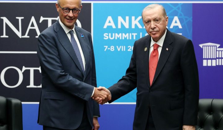Friedrich Merz erhält Revolver-Geschenk von Erdoğan auf Nato-Gipfel
