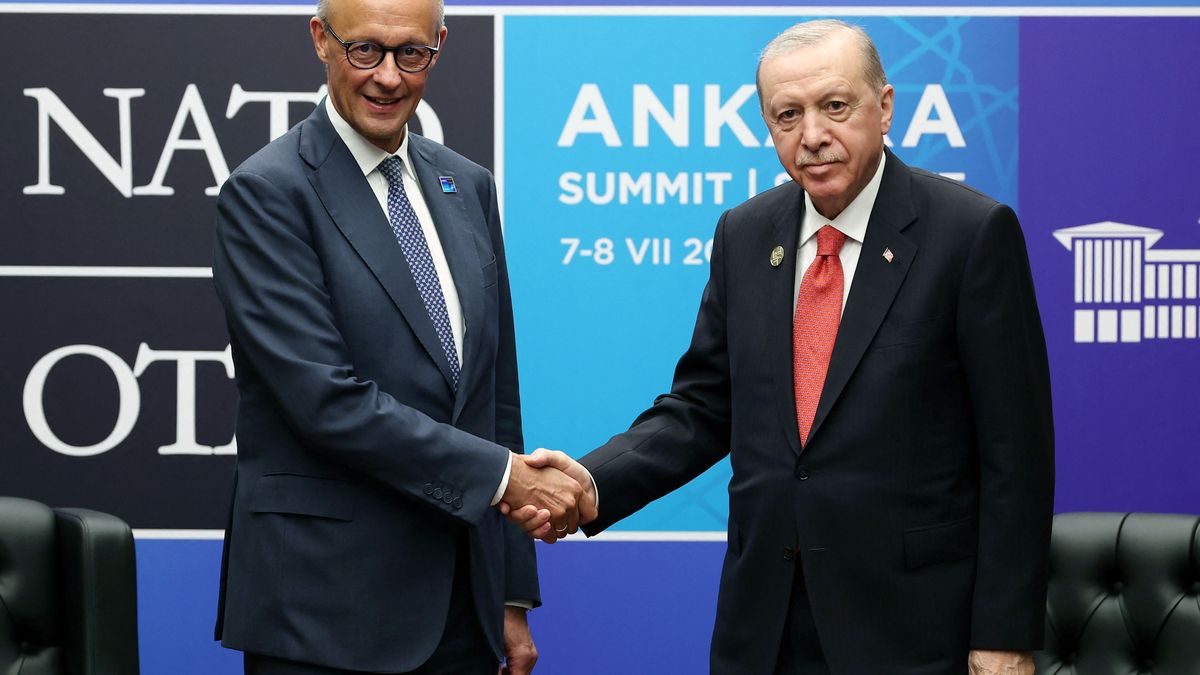 Friedrich Merz erhält Revolver-Geschenk von Erdoğan auf Nato-Gipfel