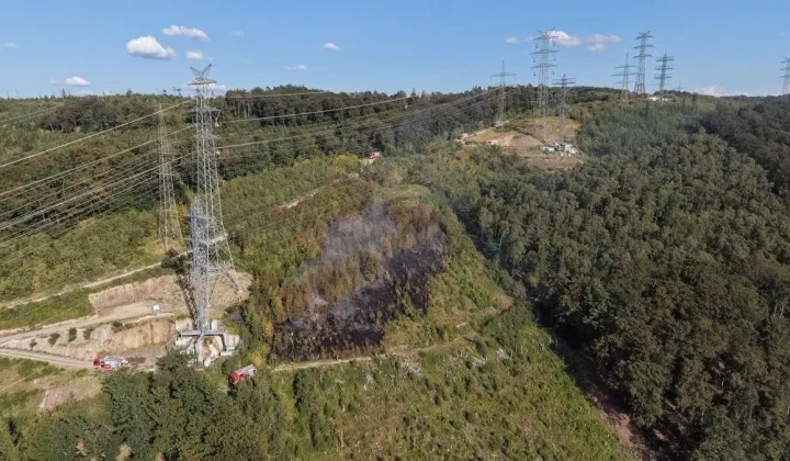 Iserlohn: Feuerwehr rettet Monteure bei Waldbrand