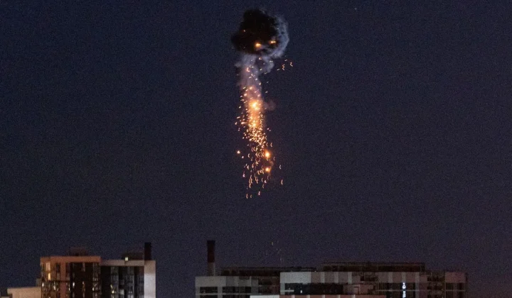 Schwere russische Luftangriffe auf Kiew: Mehrere Gebäude beschädigt, Menschen eingeschlossen