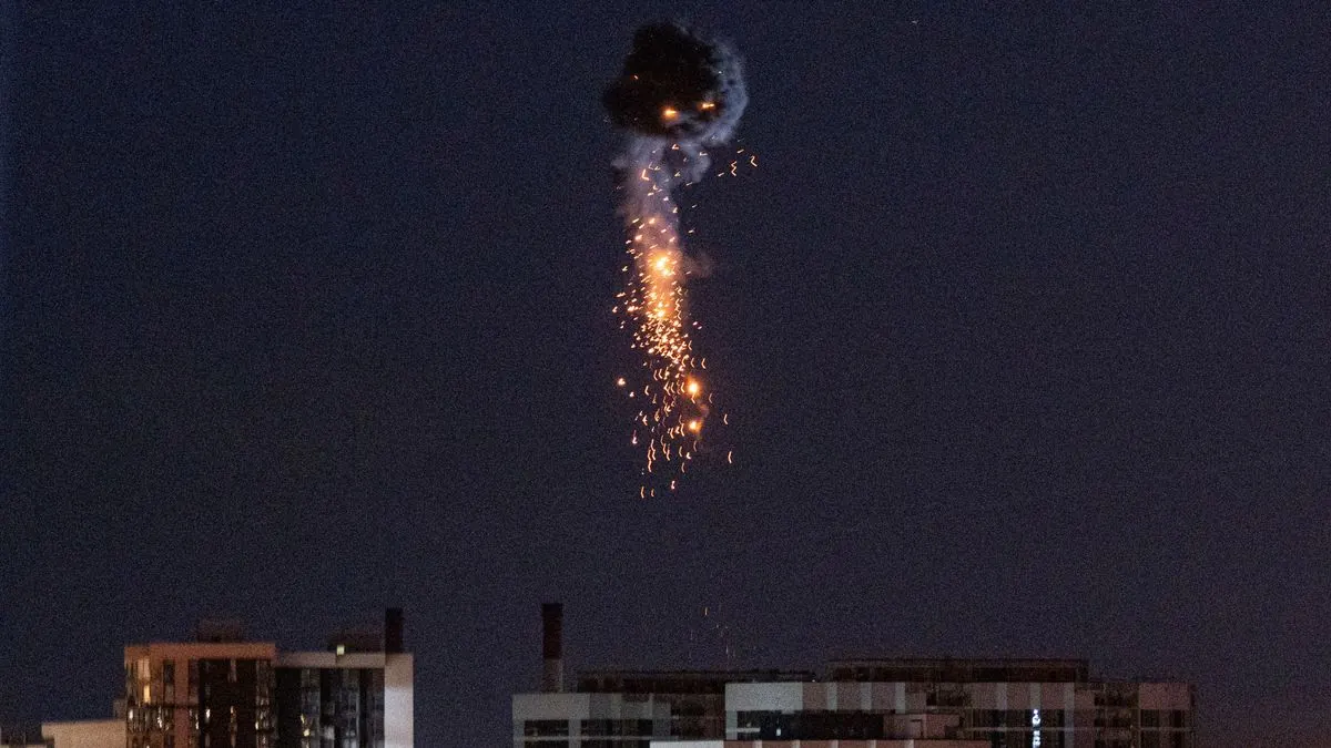 Schwere russische Luftangriffe auf Kiew: Mehrere Gebäude beschädigt, Menschen eingeschlossen