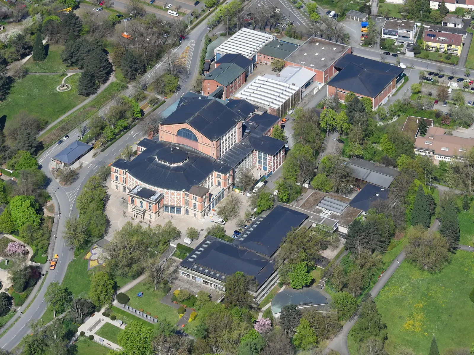 Das Bayreuther Festspielhaus bei den Eröffnungsfeierlichkeiten der Festspiele mit Gästen auf dem roten Teppich