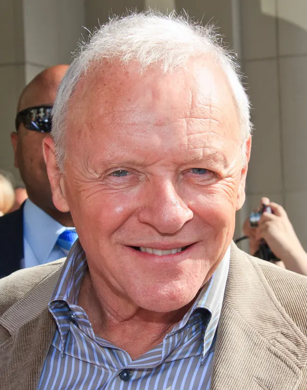 Anthony Hopkins posiert mit seinem neuen Musikalbum.