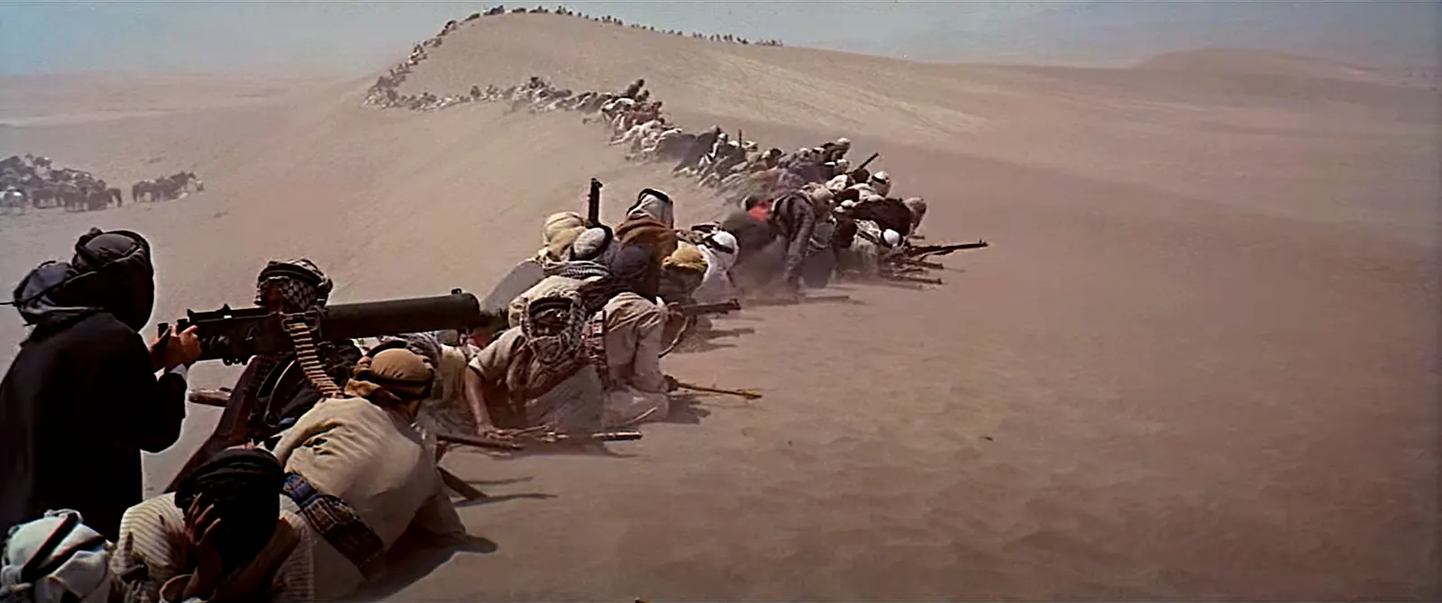 Szene aus "Dune: Teil Zwei" mit Paul Atreides auf einem Sandwurm