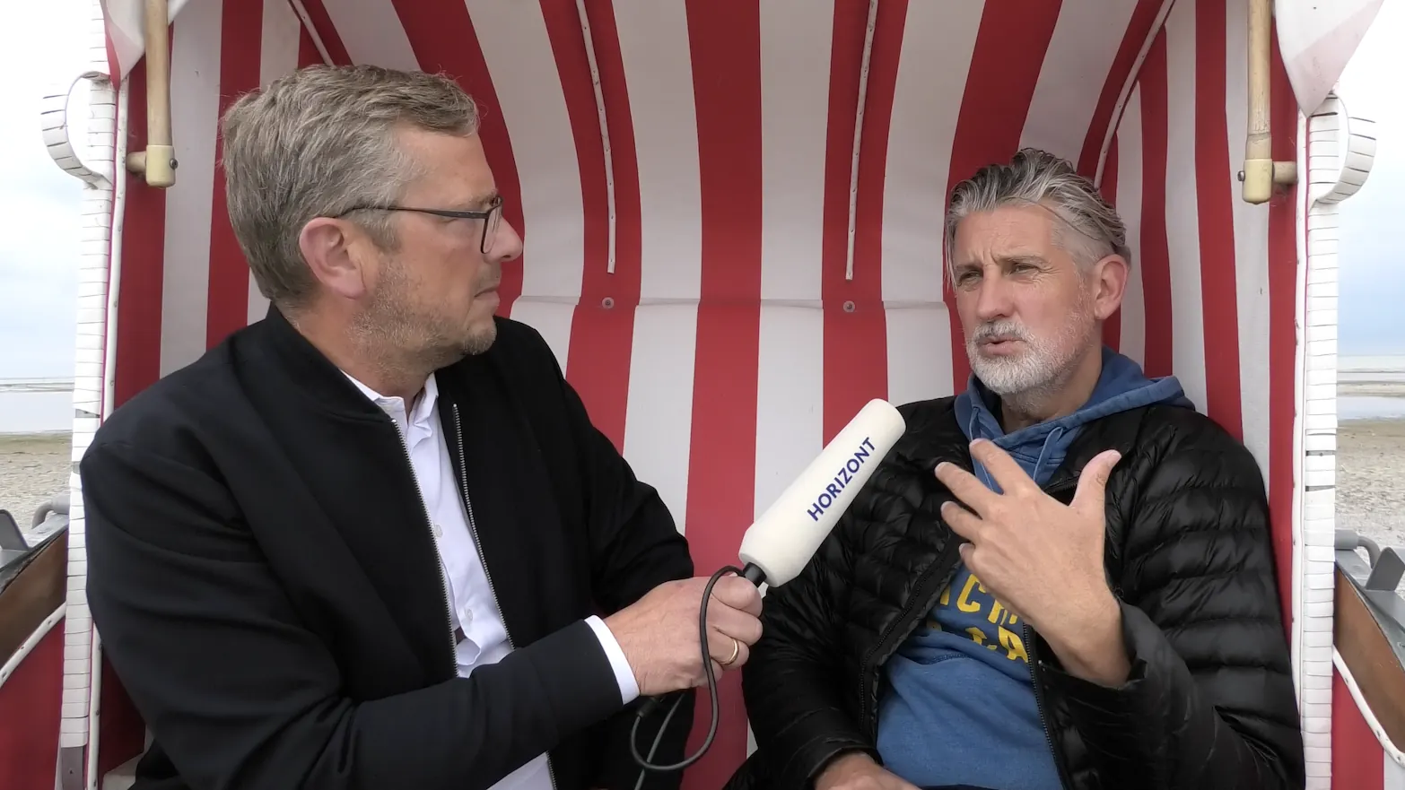Arno Lindemann im Gespräch mit Mirko Kaminski während eines Interviews auf Fehmarn.