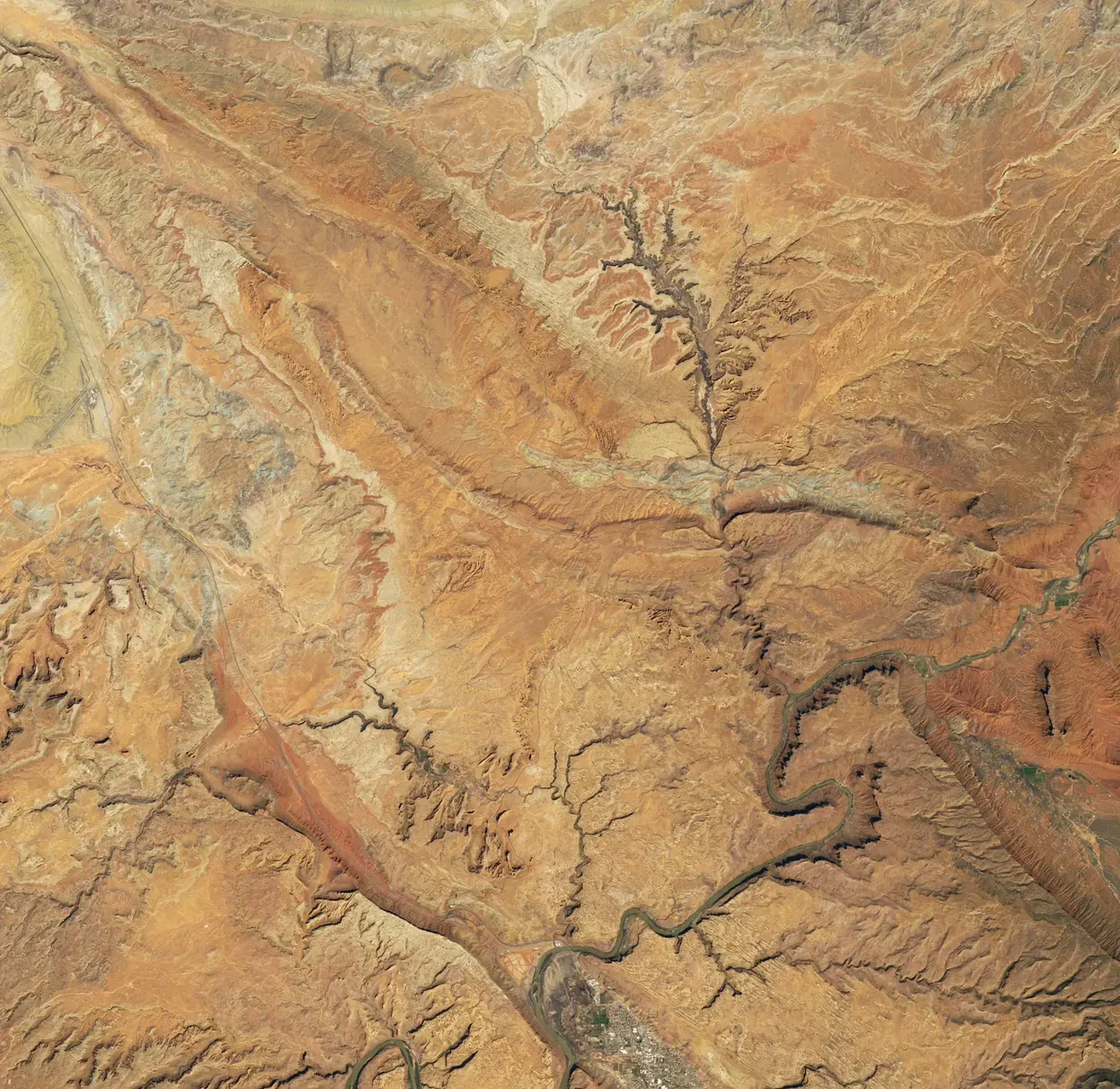 Hauptfiguren von Dune: Part Two auf einem Poster vor der Wüstenlandschaft von Arrakis