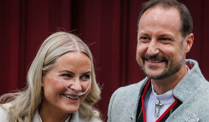 Kronprinz Haakon unterbricht Urlaub für Gedenkveranstaltung und steht seiner Frau bei