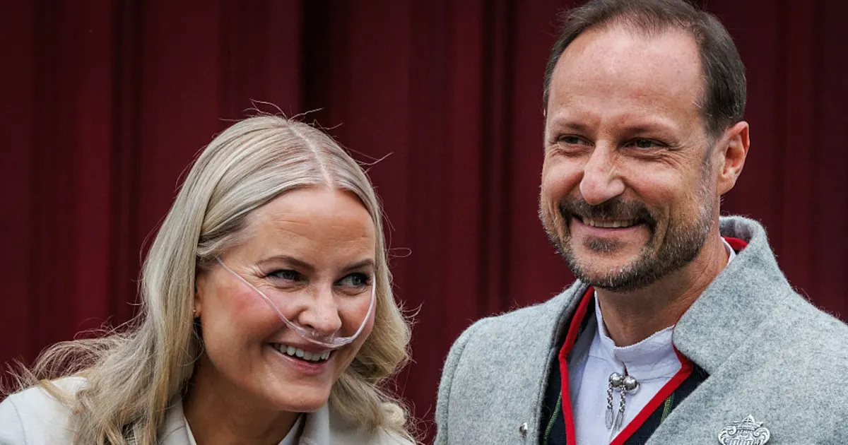Kronprinz Haakon unterbricht Urlaub für Gedenkveranstaltung und steht seiner Frau bei