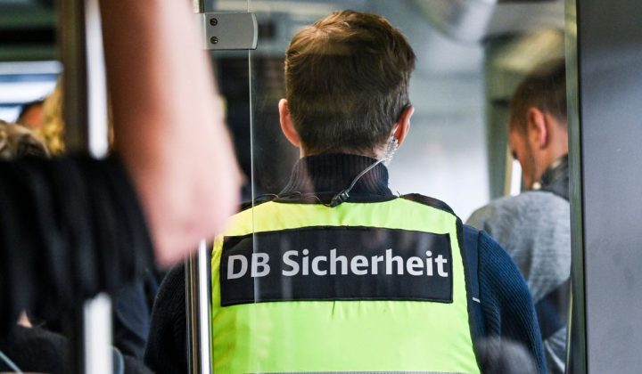 Mitarbeiter der Bahn-Sicherheit stürzt lebensgefährlich aus fahrendem Zug