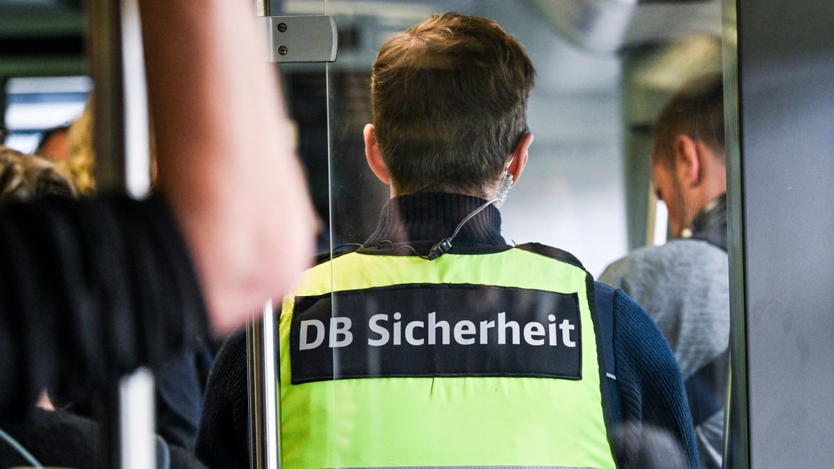 Mitarbeiter der Bahn-Sicherheit stürzt lebensgefährlich aus fahrendem Zug