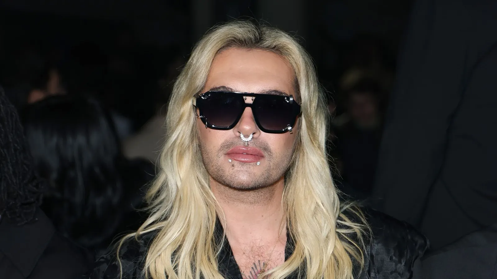 Bill Kaulitz wirkt irritiert nach einem Arztbesuch, bei dem ihm Ratschläge zu seiner Gesundheit gegeben wurden.