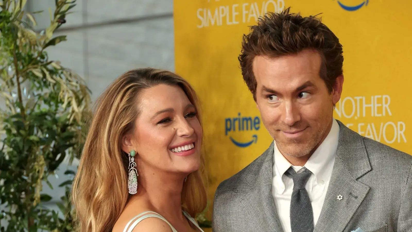 Blake Lively und Ryan Reynolds auf der Time100-Gala 2025, beide in eleganter Abendgarderobe, lächelnd in die Kamera