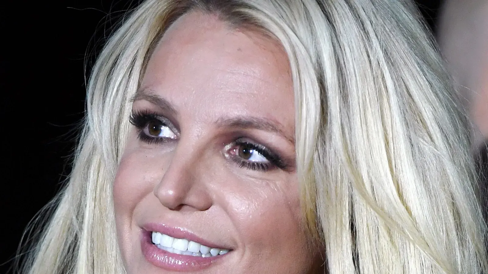 Britney Spears posiert in einem modischen Outfit für ein Instagram-Video.