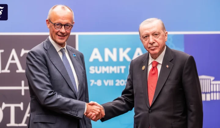 Türkischer Präsident Erdogan verschenkt Revolver an NATO-Staatschefs