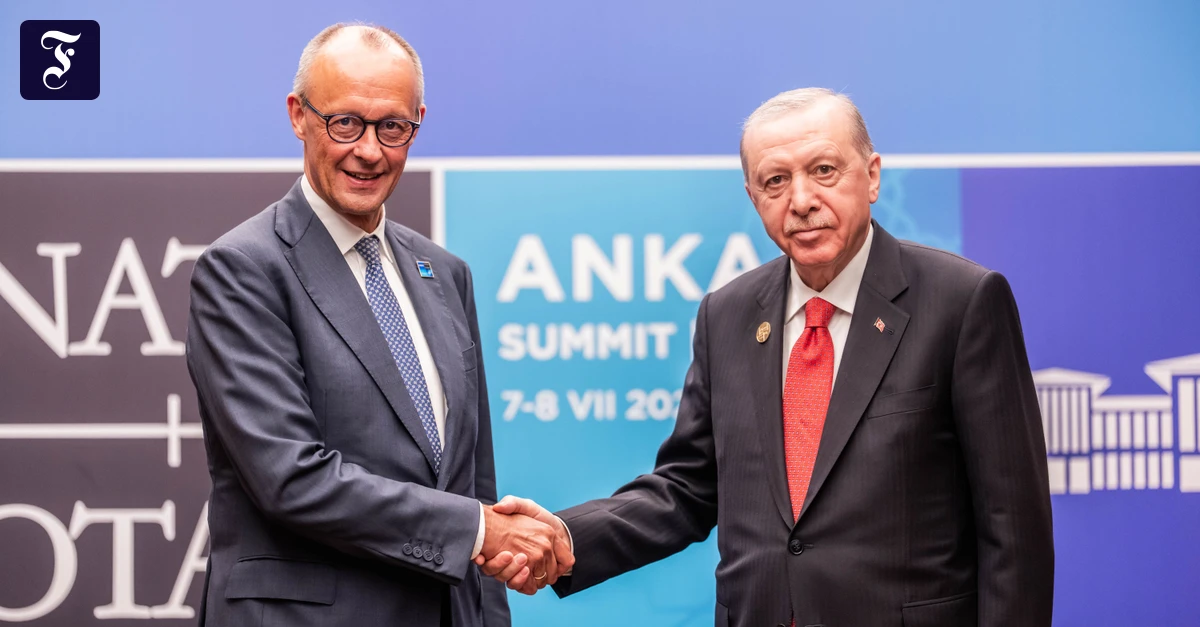 Türkischer Präsident Erdogan verschenkt Revolver an NATO-Staatschefs