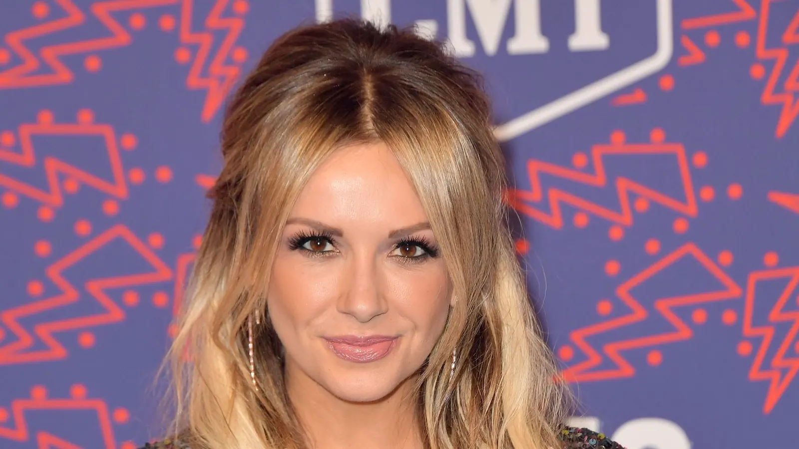 Carly Pearce auf der Bühne bei den CMT-Awards 2024