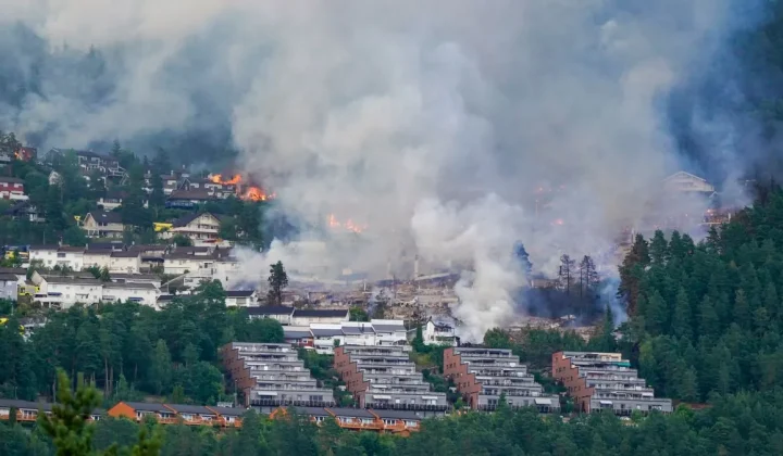 Großbrand in Drammen: Über 100 Wohnungen zerstört – Löschhubschrauber im Einsatz
