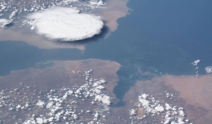 Huthi-Angriffe im Roten Meer: Auswirkungen auf globale Lieferketten und mögliche Folgen für die Filmbranche