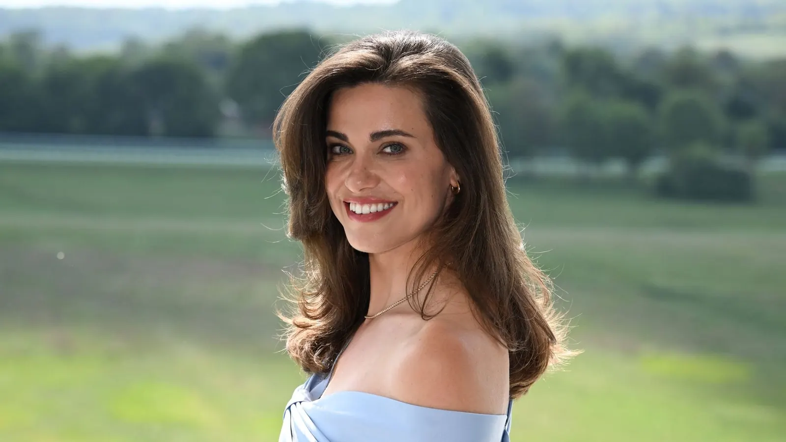 Schauspielerin Genevieve Chenneour lächelt in die Kamera.