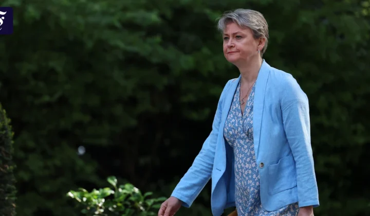 Britische Außenministerin warnt vor existenzieller KI-Bedrohung und fordert globale Regeln