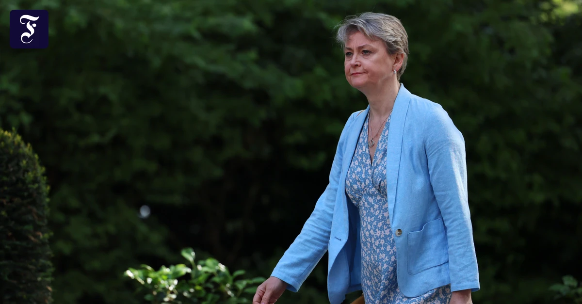 Britische Außenministerin warnt vor existenzieller KI-Bedrohung und fordert globale Regeln