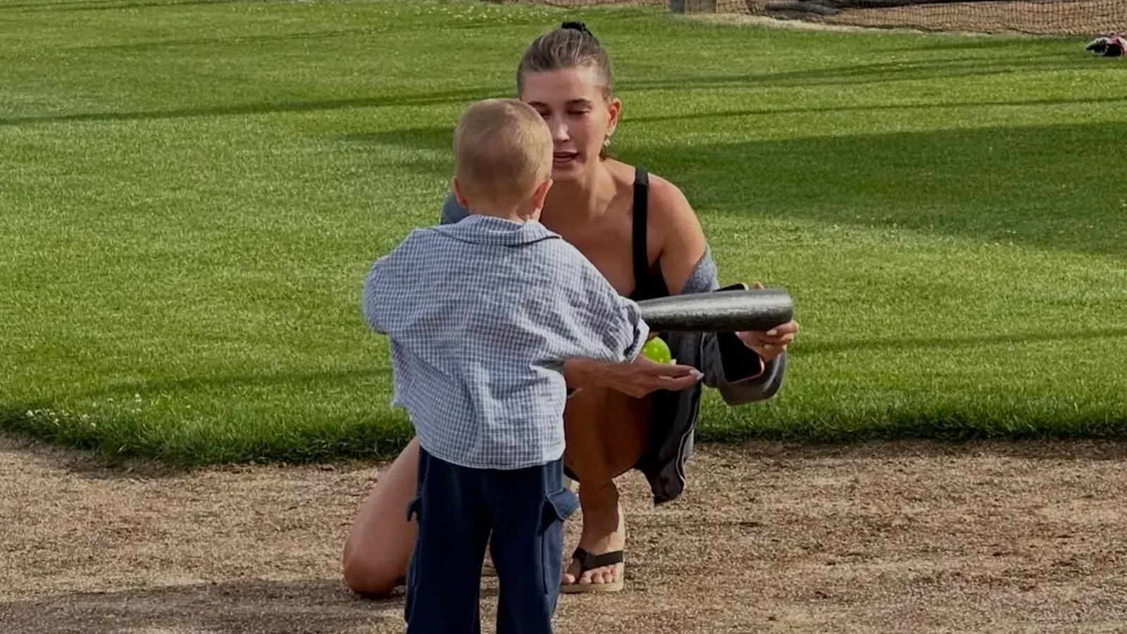 Hailey Bieber hilft ihrem Sohn Jack Blues Bieber, einen Baseballschläger zu schwingen.