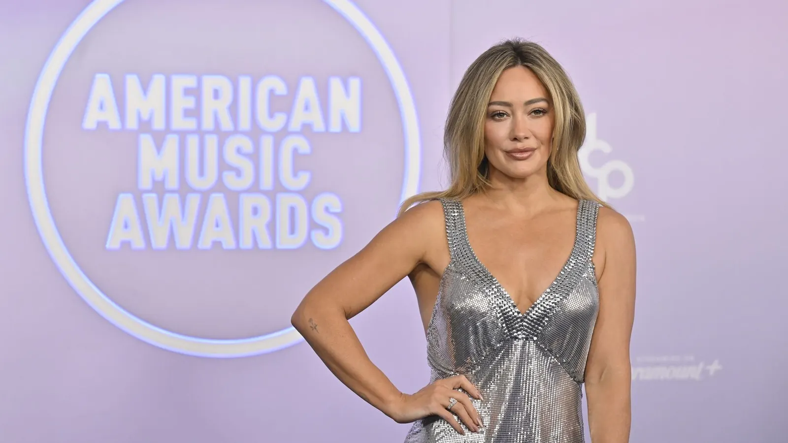 Hilary Duff posiert für einen Fototermin.