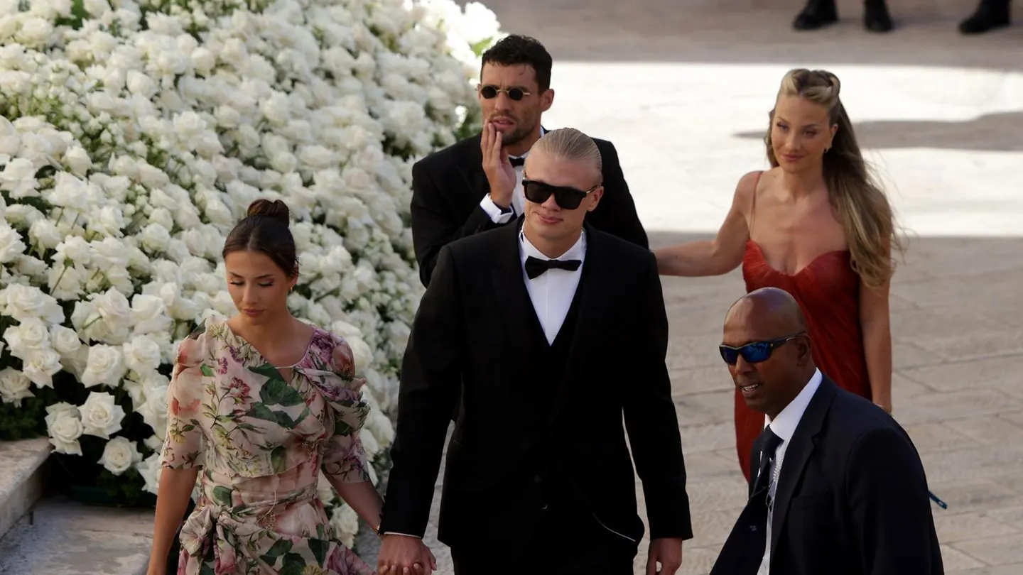 Erling Haaland in schwarzem Smoking und Fliege, mit Sonnenbrille, bei der Hochzeit von Gianluigi Donnarumma in Bari