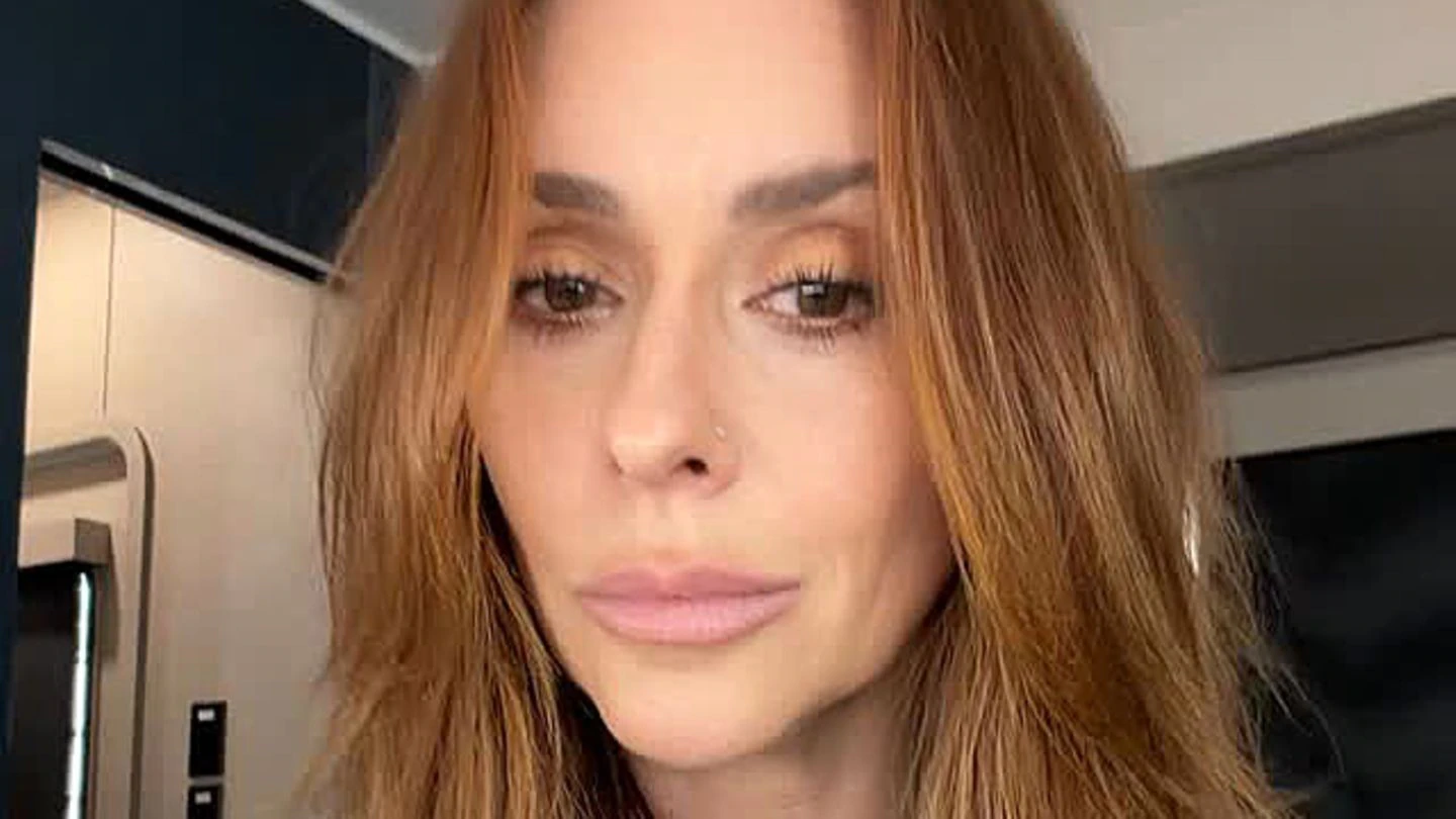 Jennifer Love Hewitt mit neuem, hellerem Haar-Look und einem Lächeln.