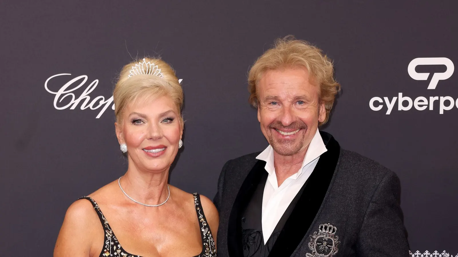 Thomas Gottschalk und seine Ehefrau Karina Mroß posieren gemeinsam für ein Foto.