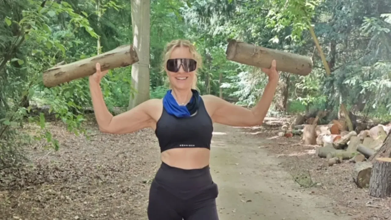 Katja Burkard überrascht mit sportlicher Wald-Performance im BH