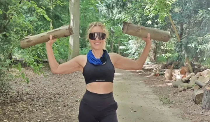 Katja Burkard überrascht mit sportlicher Wald-Performance im BH