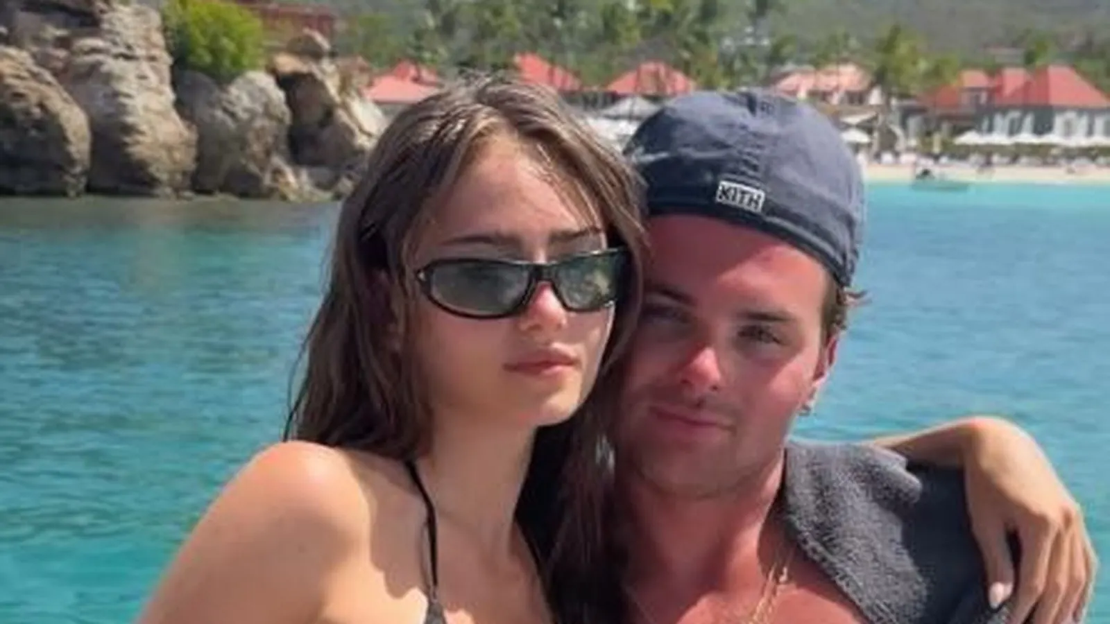 Leni Klum und ihr Freund Aris Rachevsky kuscheln auf einem Boot während des Familienurlaubs auf St. Barths, Karibik