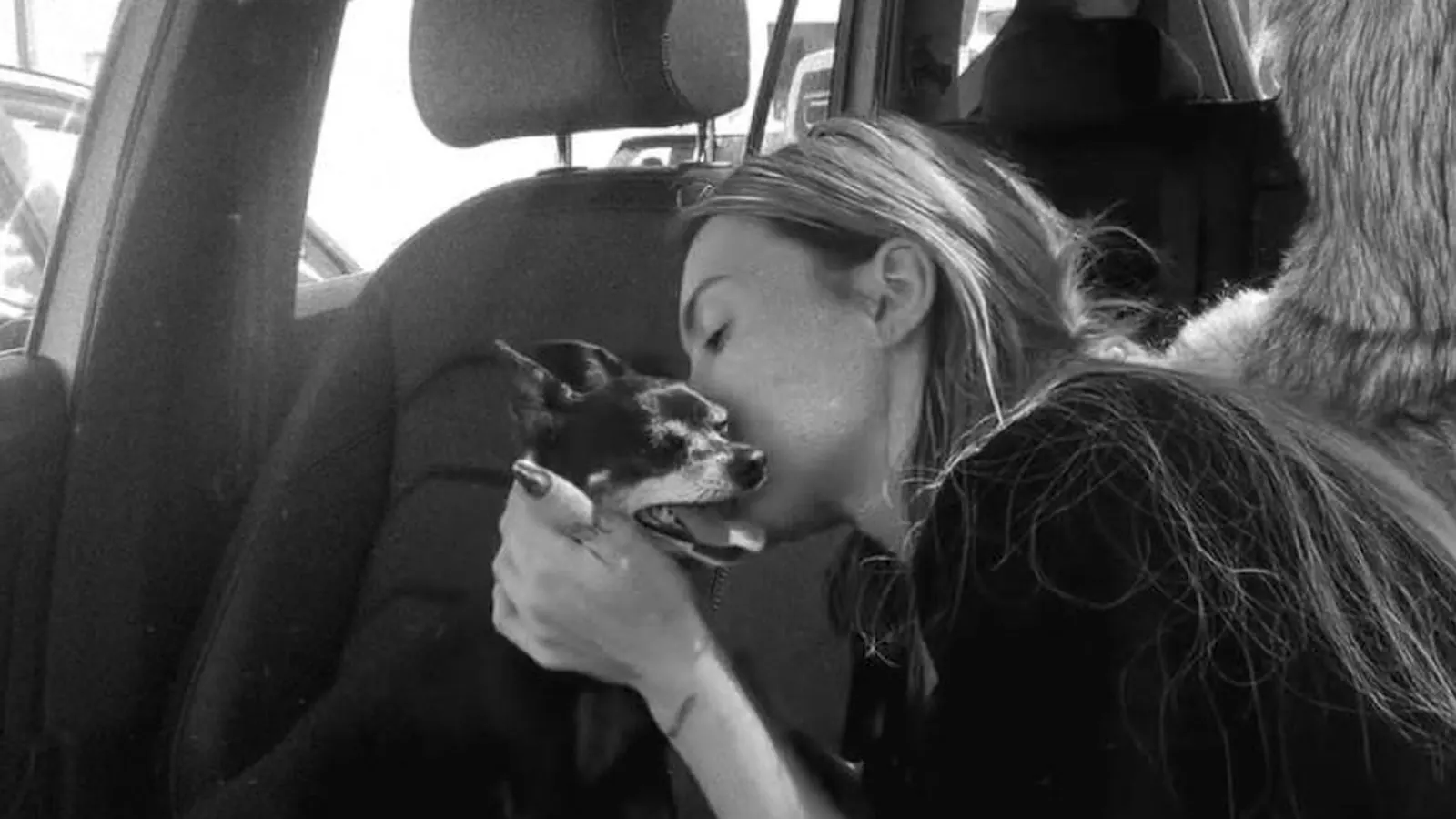 Lina Baumann, bekannt als Linuschka, mit ihrem Hund Sunny